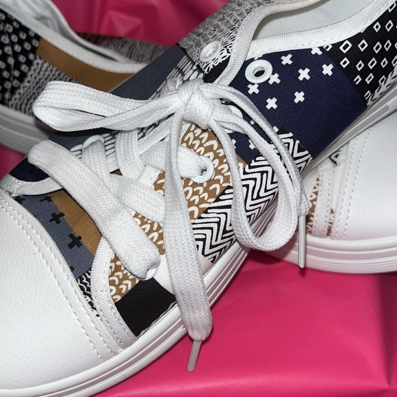 Canvas sneakers, fun white base. - Picture 2 of 5